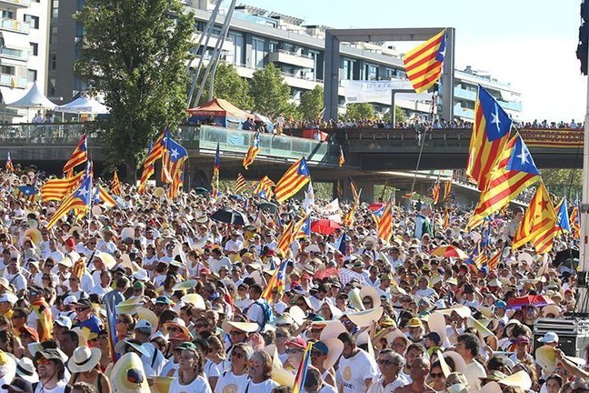 Milers de persones arribades de tota la demarcació reclamen la sobirania de Catalunya
