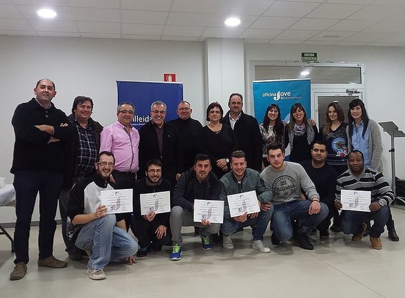 Entrega de diplomes als participants al programa 'Oportunitat Jove 2015' al CEI de les Borges Blanques ineior