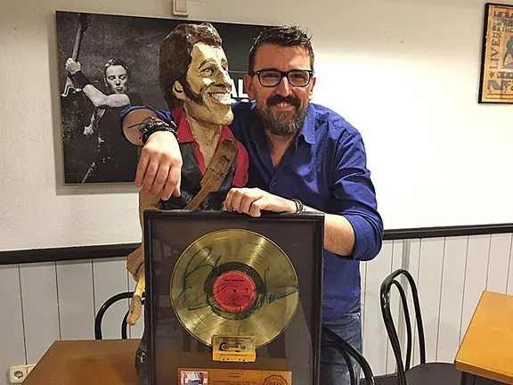 Josep Maria Pons amb el disc d'or signat pel Boss
