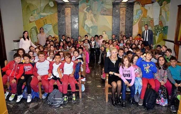 Els alumnes de l'escola El Carme de Mollerussa en la sala de plens de l'Ajuntament