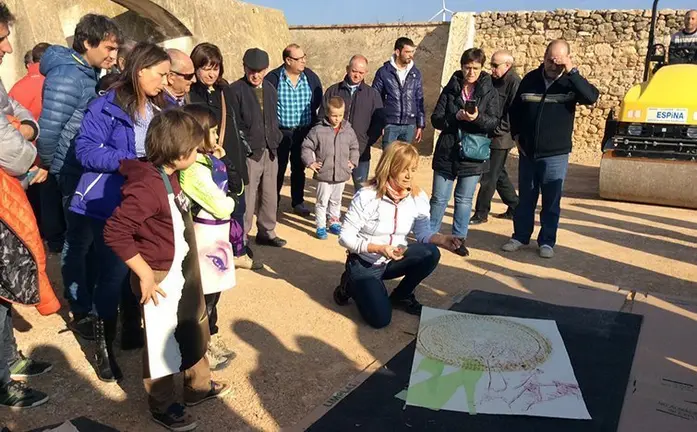 Carme Vilafranca mostra la creació d'una de les seves obres