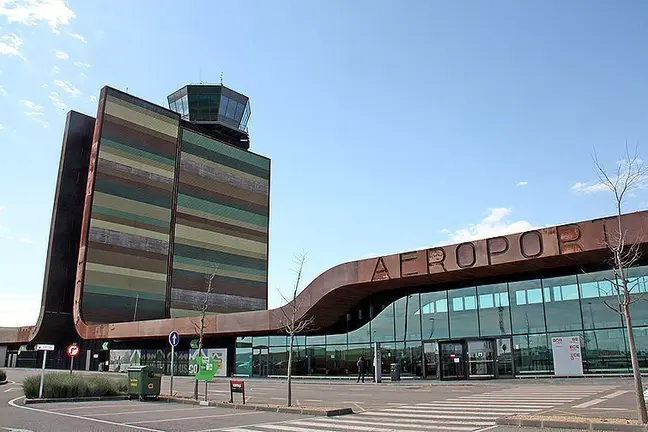 Imatge general de l'exterior de l'aeroport de Lleida-Alguaire