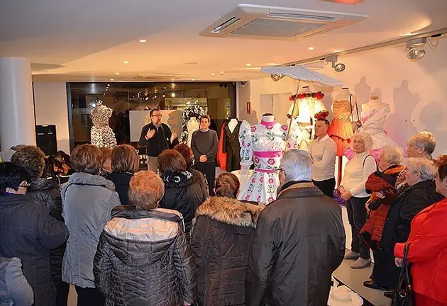 Inauguració de la mostra de vestits de paper a la sala del Museu Interior