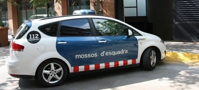 Una patrulla dels Mossos d'Esquadra i una de la Policia Local s'ha traslladat fins al lloc dels fets