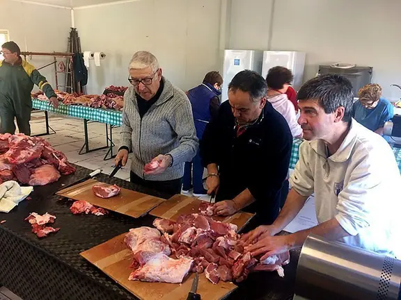 Soses prepara el Carnaval amb la matança del porc 1