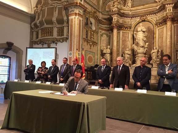 Conseller Josep Rull signa l'acord a Cervera