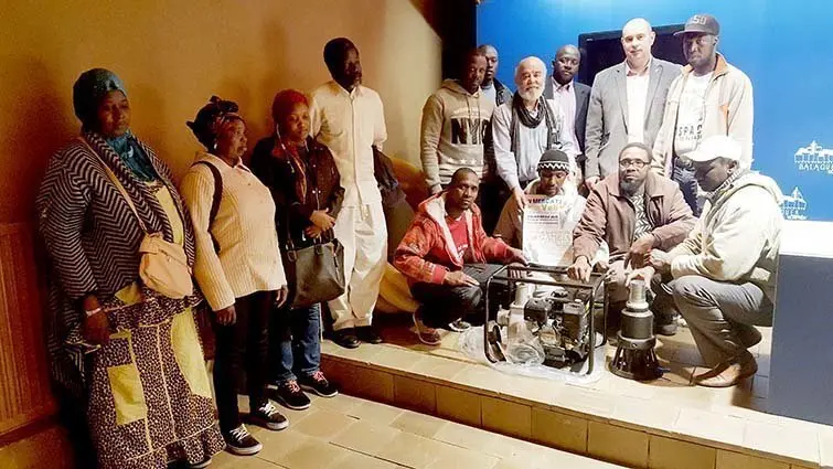 Jordi Ignasi Vidal lliura els equips a l'Associació de gambians de Balaguer