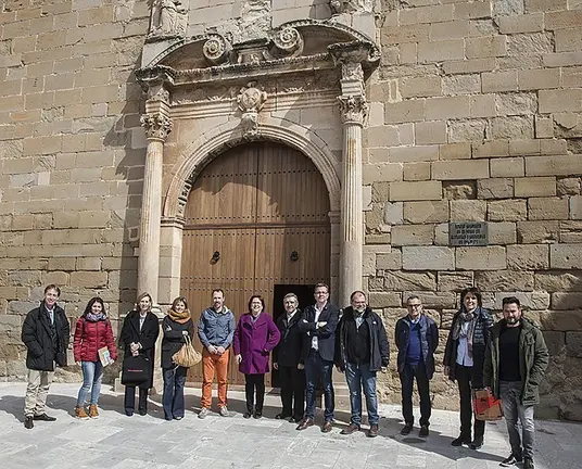 Els participants en la reunio de treball visiten l'església de Santa Maria de Linyola