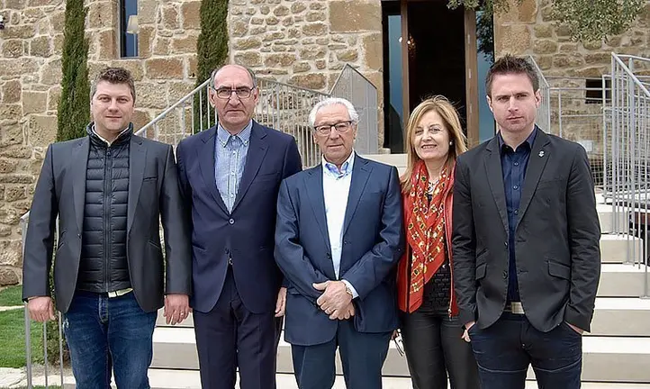 El conseller comarcal de turisme assisteix a la inauguració inteior