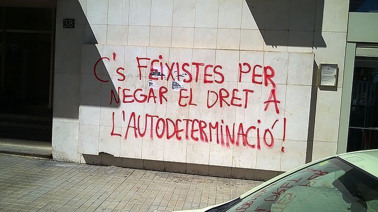 Imatge de la pintada apareguda a l'exterior de l'edifici que acull la seu de Ciutadans a Lleida. Imatge del 6 d'abril del 2017. (Horitzontal)