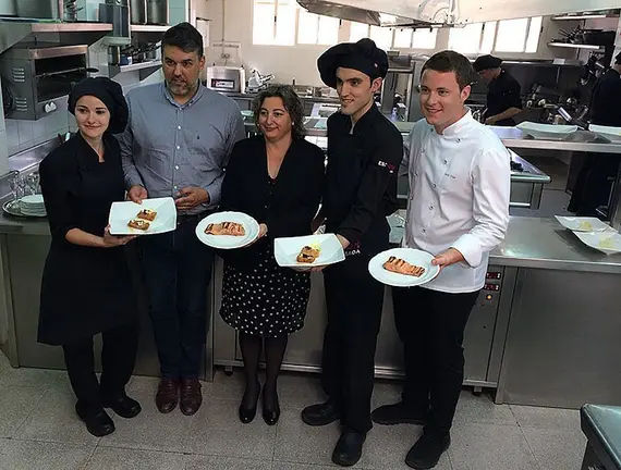 L'alcalde d'Alfarràs Kléber Esteve amb els responsables i alumnes de l'Escola d'Hostaleria