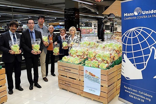 Responsables de Nufri, Plusfresc i Mans Unides, menjant pomes Fuji de la campanya endegada per l'empresa hortofructicola lleidatana. Imatge del 4 de maig del 2017. (Horitzontal)