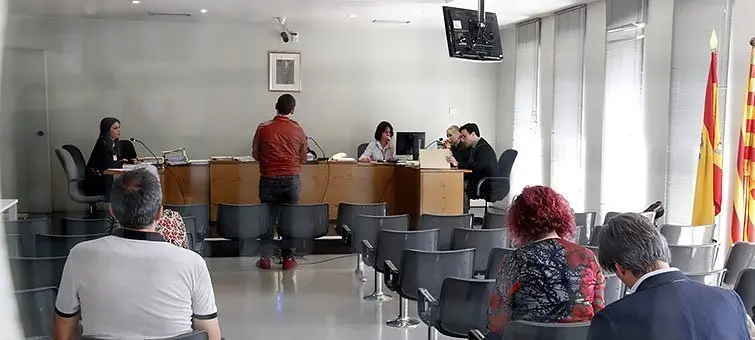 Imatge general del judici d'aquest dilluns a l'auxiliar de l'Arnau acusat. Imatge del 8 de maig de 2017. (Horitzontal)
