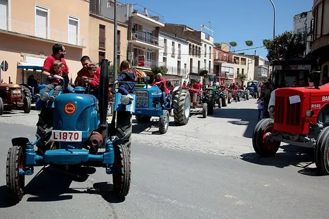 Trobada de tractors clàssics en el marc de la Fira de la camamilla