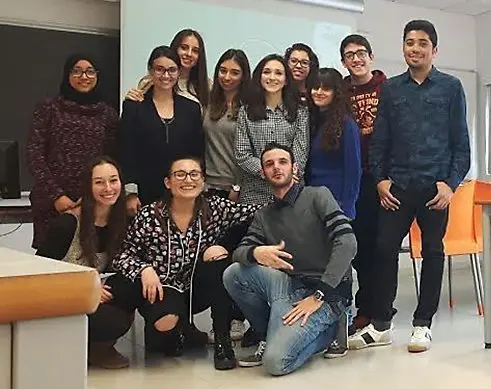 Imatge de grup d'un grup d'alumnes que fan de voluntaris al projecte 'Mind the mind' contra els estigmes de les malalties mentals. Imatge cedida el 18 de maig del 2017 (horitzontal)