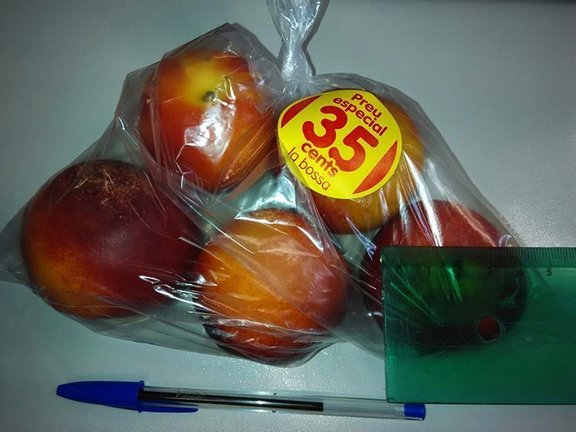 Imatge de la bossa de nectarines a 35 cèntims que suposadament venia un establiment Dia de Lleida