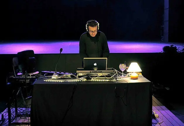 Lluís Fortuny en el set de l'espectacle Connexions d'Arrel