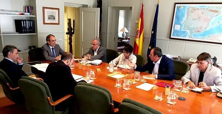 Enric Mir, Antoni Villas, i Josep Maria Puig amb el ministre Manuel Niño
