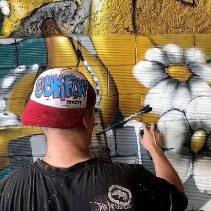 Els artistes @zesoner i la novaiorquesa BKFOXX preparen l'obra a Penelles 1