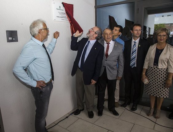 Josep M. Garcia i Joan Reñé descobreixen la placa commemorativa