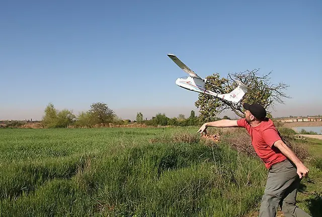 L'investigador Francesc Sardà llença el dron a l'Estany d'Ivars i Vila-sana