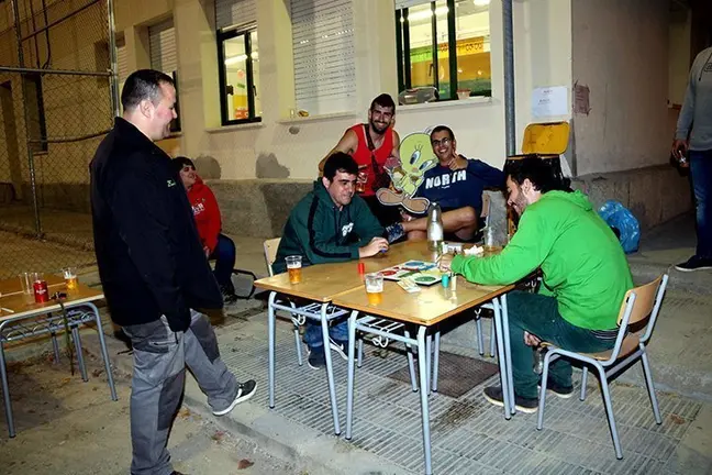 Joves de Juneda custodien el col·legi, de l'escola Manuel Ortiz