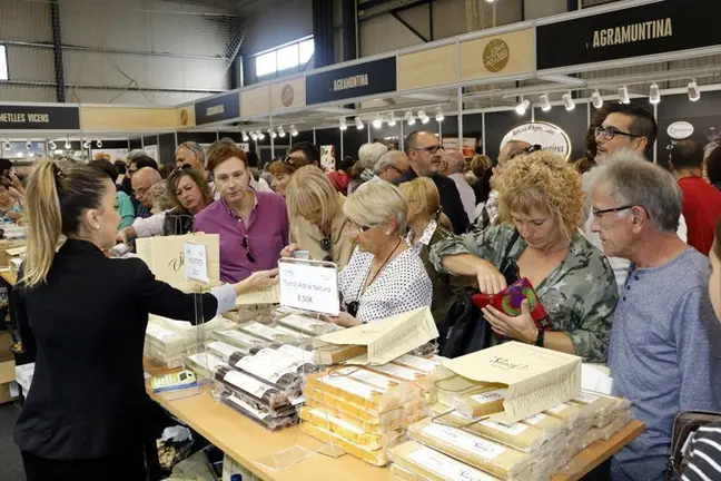 El públic compra en una de les parades de la Fira del Torró d'Agramunt.