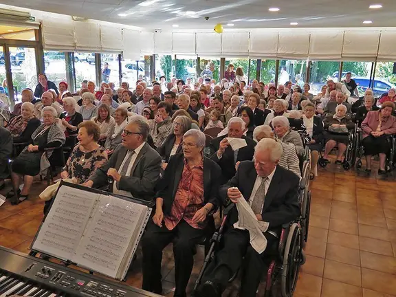 Participants en l'acte de celebració de l'aniversari de la residència de Balaguer