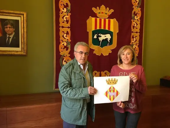 L'alcalde i la regidora de Governació amb el nou escut heràldic de les Borges Blanques, a la Sala de Plens 1