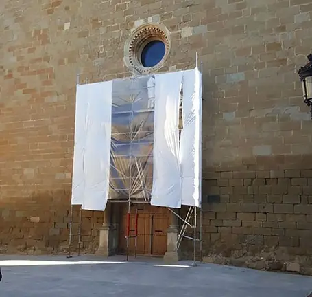 Imatge dels treballs en el pòrtic de l'església de Santa Maria de Linyola