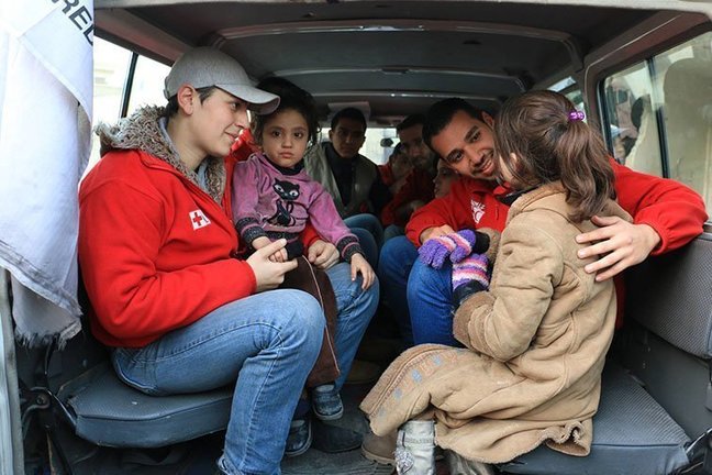 Voluntaris de Creu Roja atenen a infants nouvinguts
