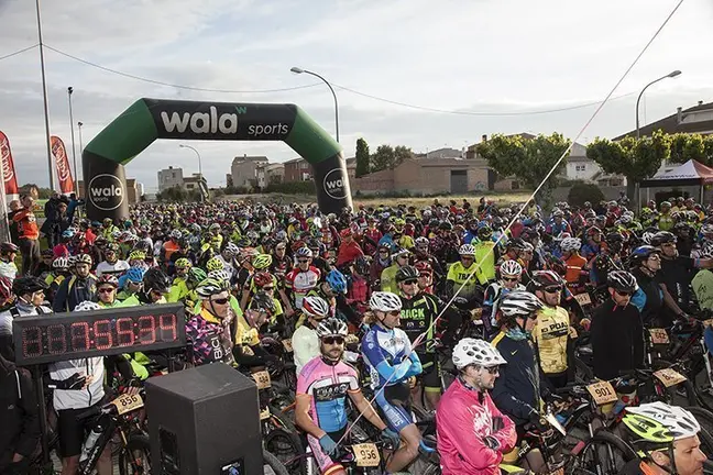 Participants en la marxa BTT Catigat que va sortir de Linyola
