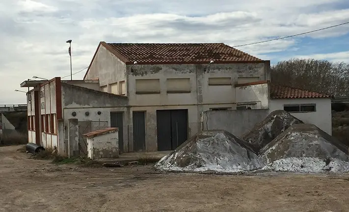 Vista lateral de l'estat actual de l'antic Escorxador Municipal de les Borges