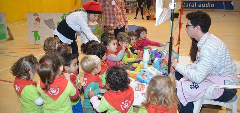 Les escoles bressol durant l'activitat de contes populars