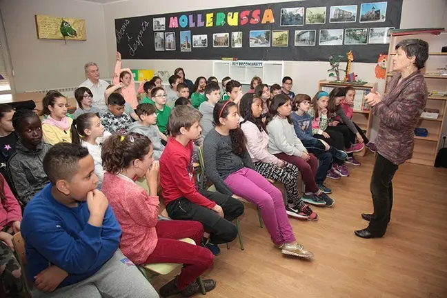 Alícia Casals amb els alumnes i professors de l'escola Ignasi Peraire interior