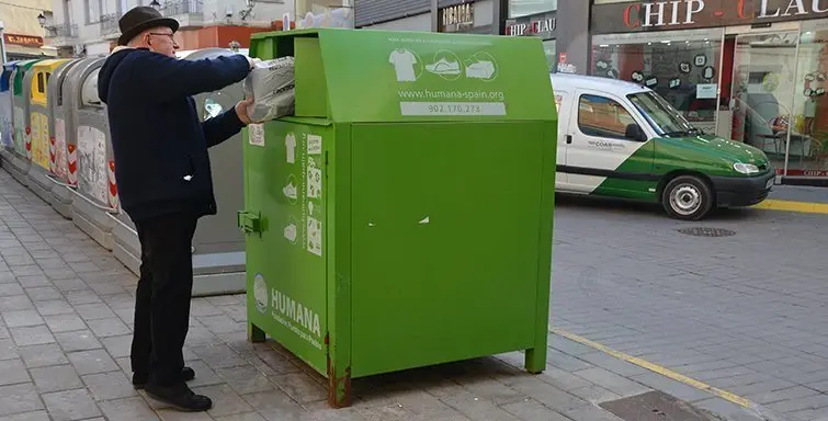 Contenidors de roba instal·lats a Mollerussa