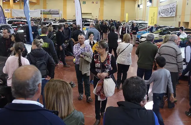 Visitants del sector dels cotxes d'ocasió de la Fira Autotrac de Mollerussa