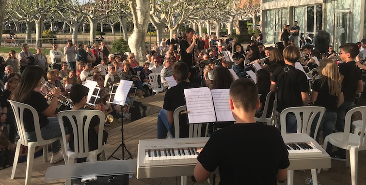 La banda de l'Escola de Música de les Garrigues actuant al Parc del Terrall de les Borges aquest divendres.jpg