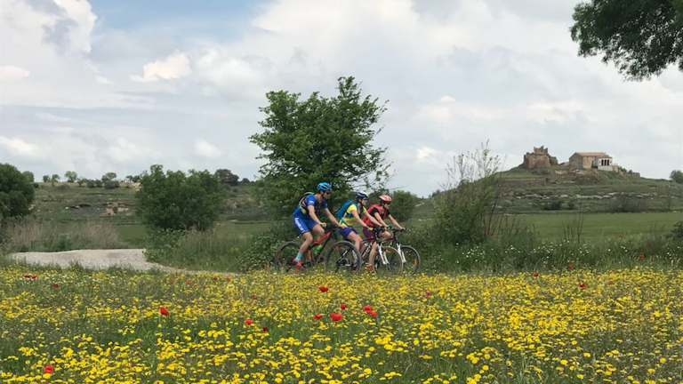 El bloguer francés Gregory Rohart practicant BTT per la comarca de la Segarra