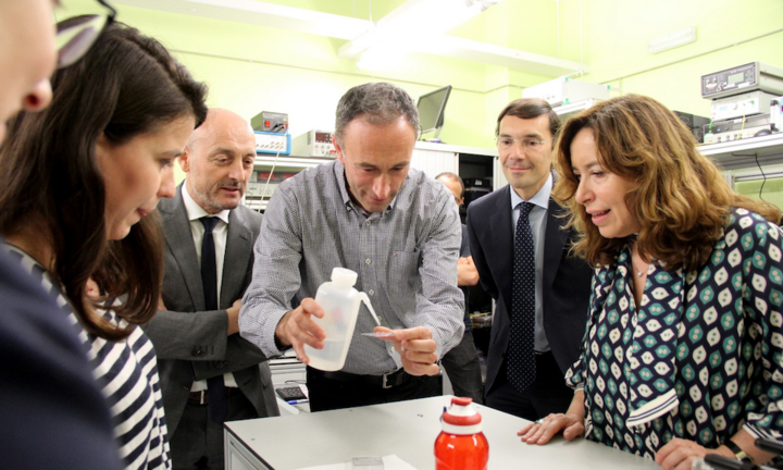 Valerio Pruneri, investigador del ICFO, explica el tipus de recerca que es realitza en el seu laboratori dins del ICFO (Col·laboració Sorigué ICFO)