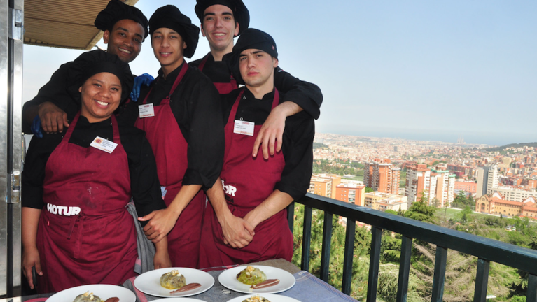 Alumnes de l'Escola d'Hoteleria i Turisme de Lleida amb el menú degustació del Caragol Tour.jpeg