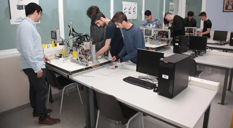 Els alumnes preparen els projectes de robótica a l'INS La Salle