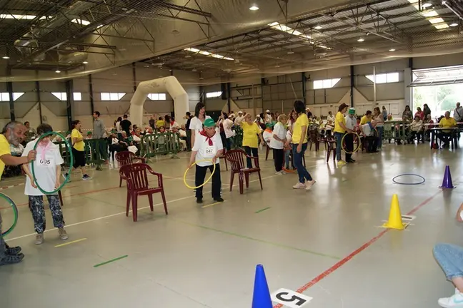 Els participants en els Jocs Olímpics d'Agramunt realitzant les proves