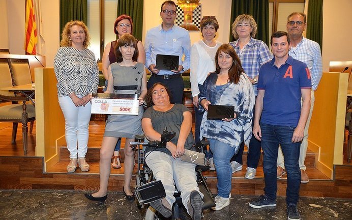 L'alcalde Marc Solsona i els representants de la Colla ddels 50 fan la donació a Àspid
