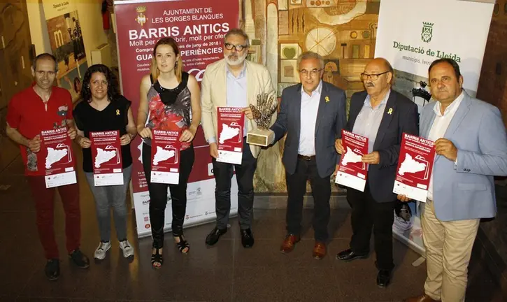 Els representants dels municipis participants en la campanya Barris Antics, Molt per Descobrir, Molt per Oferir