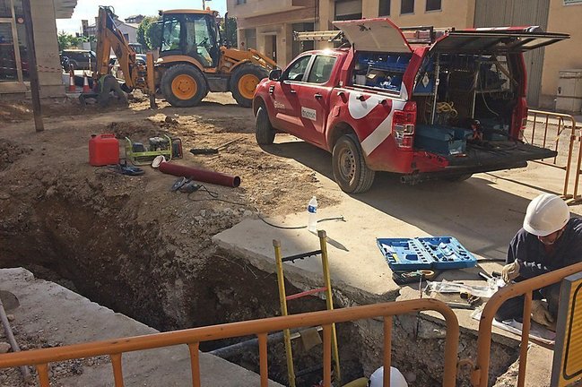 Els tècnics treballen per reparar l'avaria al carrer Acadèmia de Mollerussa