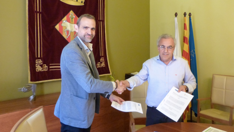L'Alcalde, Enric Mir, i el Gerent Territorial de SOREA durant la signatura de renovació del conveni.JPG