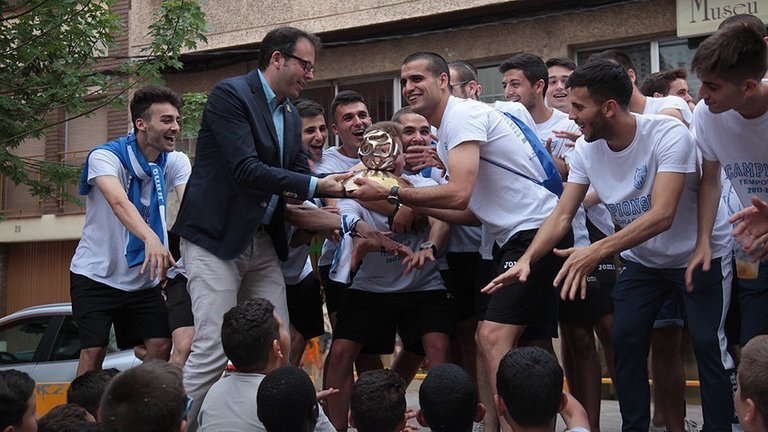 Marc Solsona lliura el trofeu de campions al primer equip de CFJ Mollerussa