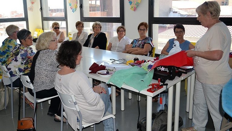 Participants en el Curs de confecció de Vestits de Paper en el Museu de Mollerussa 1