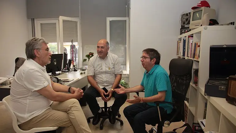 Carles Valls, Joaquim Fabres i Josep A. Pérez a la redacció de Territoris.cat 1